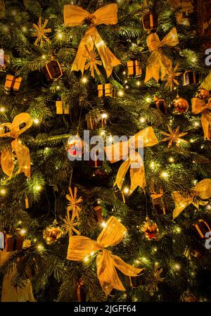 Waddesdon Manor in Buckinghamshire sieht atemberaubend aus, geschmückt mit Weihnachtsbäumen, beleuchteten Lichtern und anderen festlichen Dekorationen. Stockfoto