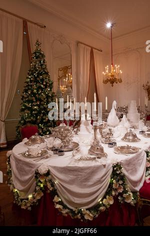 Waddesdon Manor in Buckinghamshire sieht atemberaubend aus, geschmückt mit Weihnachtsbäumen, beleuchteten Lichtern und anderen festlichen Dekorationen. Stockfoto