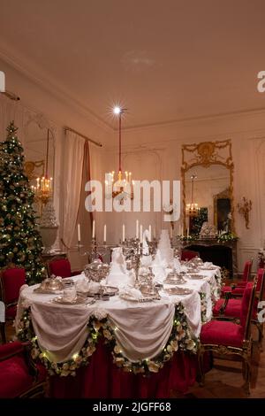 Waddesdon Manor in Buckinghamshire sieht atemberaubend aus, geschmückt mit Weihnachtsbäumen, beleuchteten Lichtern und anderen festlichen Dekorationen. Stockfoto