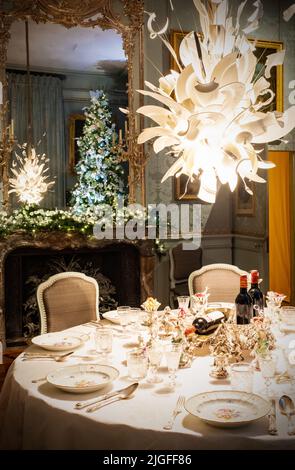 Waddesdon Manor in Buckinghamshire sieht atemberaubend aus, geschmückt mit Weihnachtsbäumen, beleuchteten Lichtern und anderen festlichen Dekorationen. Stockfoto