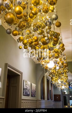 Einer der Passagen im Waddesdon Manor war zu Weihnachten geschmückt. Stockfoto