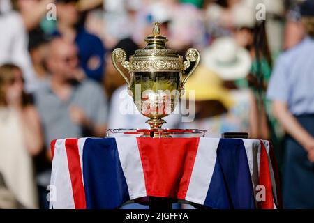 London, Großbritannien, 10.. Juli 2022: Herren´s-Trophäe bei den Wimbledon Championships 2022 im All England Lawn Tennis and Croquet Club in London. Kredit: Frank Molter/Alamy Live Nachrichten Stockfoto