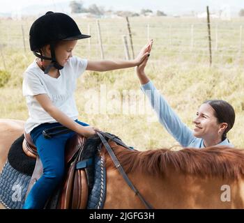 Mein Lieblingsleerling. Junges Mädchen mit ihrem Lehrer mit einem Pferd im Freien in einem Wald. Stockfoto