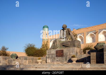 Chiwa, Usbekistan - Oktober 2016: Denkmal für den herausragenden Mathematiker des Mittelalters Muhammad ibn Musa al-Khwarizmi am westlichen Tor von IT installiert Stockfoto