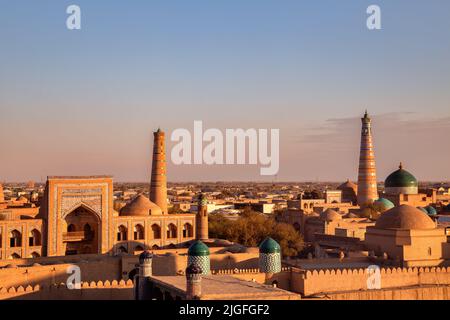 Blick auf den Sonnenuntergang von oben auf die Festung Itchan Kala, die Altstadt von Chiwa, Usbekistan Stockfoto