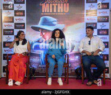 Kalkutta, Indien. 9.. Juli 2022. Verschiedene Momente der Pressekonferenz in EDEN GARDENS, Kalkutta für den kommenden Bollywood-Film Shabaash Mithu.Regie führte der bengalische Regisseur Srijit Mukherji über die legendäre indische Kricketspielerin Mithali Raj.die Hauptrolle von Mithali Raj wurde von der talentierten indischen Schauspielerin aus Bollywood Taapsee Pannu, Filmfare Award für die beste Schauspielerin im Film Thappad. (Bild: © Amlan Biswas/Pacific Press via ZUMA Press Wire) Stockfoto