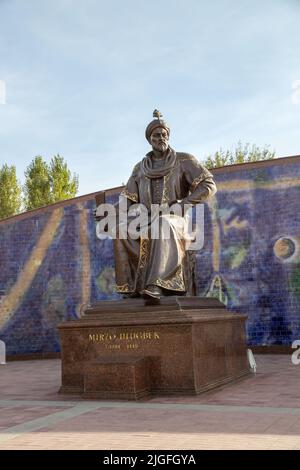 Samarkand, Usbekistan - 15. Oktober 2016: Denkmal für den herausragenden Wissenschaftler Astronom und Mathematiker des Mittelalters Ulugh Beg installiert Stockfoto