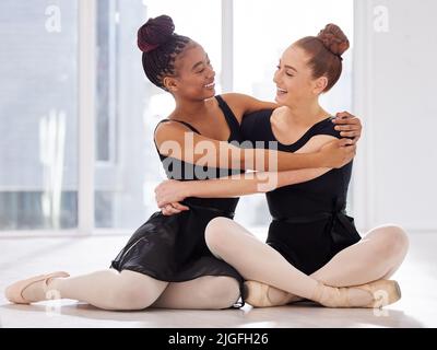 Wir bauten lebenslange Bindungen. Zwei Balletttänzer umarmten sich. Stockfoto