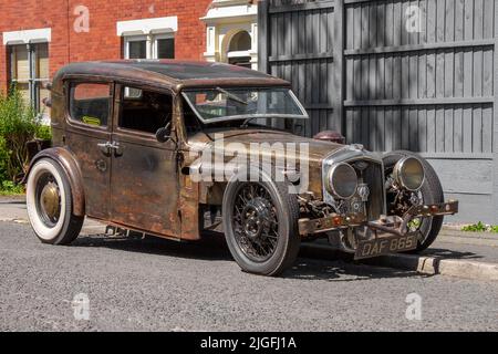 1937 30s dreißiger Jahre, schwarz rostend, alte Wolseley Limousine, 1479cc Benziner, historisches Taxistand, Wolseley, Modell 12/48 Restaurierungsprojekt in Preston, Großbritannien Stockfoto