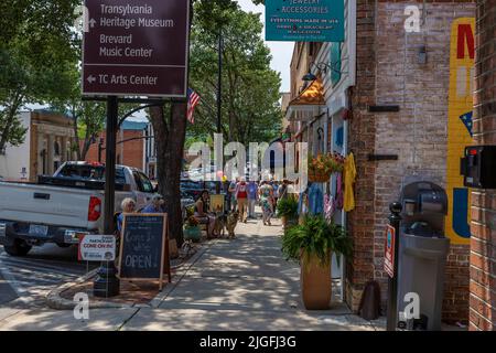 Brevard, North Carolina, USA - 25. Juni 2022: Touristen und Bewohner mischen sich in dieser kleinen Stadt, in der malerische Geschäfte und Cafés sehr beliebt sind. Stockfoto