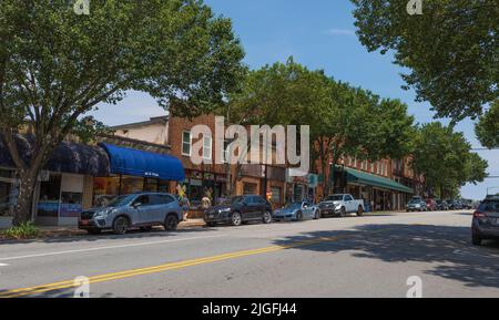 Brevard, North Carolina, USA - 25. Juni 2022: Touristen und Bewohner mischen sich in dieser kleinen Stadt, in der malerische Geschäfte und Cafés sehr beliebt sind. Stockfoto