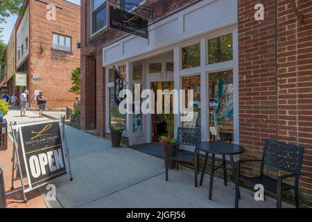 Brevard, North Carolina, USA - 25. Juni 2022: Touristen und Bewohner mischen sich in dieser kleinen Stadt, in der malerische Geschäfte und Cafés sehr beliebt sind. Stockfoto