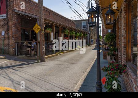 Brevard, North Carolina, USA - 25. Juni 2022: Touristen und Bewohner mischen sich in dieser kleinen Stadt, in der malerische Geschäfte und Cafés sehr beliebt sind. Stockfoto