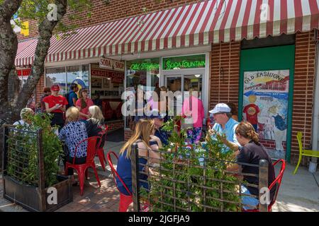 Brevard, North Carolina, USA - 25. Juni 2022: Touristen und Bewohner mischen sich in dieser kleinen Stadt, in der malerische Geschäfte und Cafés sehr beliebt sind. Stockfoto