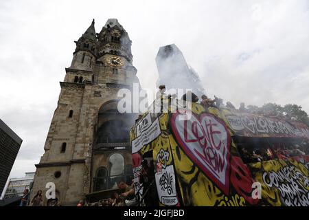 Berlin, Charlottenburg, Deutschland. 9.. Juli 2022. Berlin: Der Loveparade-Gründer Dr. Motte hat sein neues Techno-Spektakel ''Rave the Planet Parade'' auf der Berliner KurfÃ¼rstendamm gestartet. Es geht um Frieden und Freiheit unter dem Motto ''wieder zusammen' (Bildquelle: © Simone Kuhlmey/Pacific Press via ZUMA Press Wire) Stockfoto