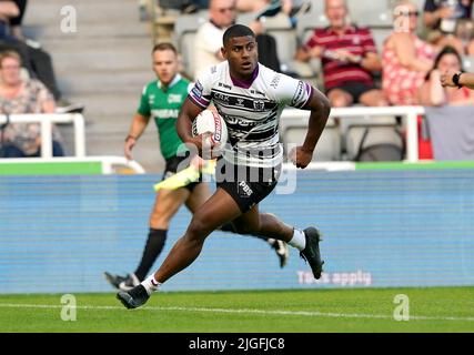 Joe Lovodua von Hull FC ist auf dem Weg, beim Spiel der Betfred Super League im St James' Park, Newcastle, einen Versuch zu machen. Bilddatum: Sonntag, 10. Juli 2022. Stockfoto