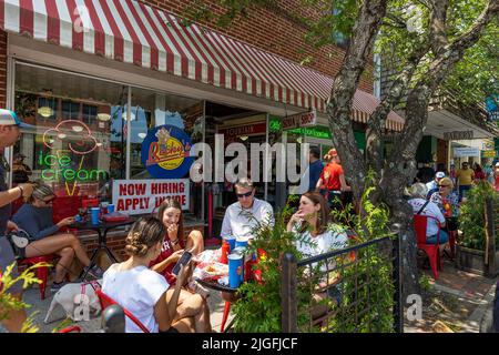 Brevard, North Carolina, USA - 25. Juni 2022: Touristen und Bewohner mischen sich in dieser kleinen Stadt, in der malerische Geschäfte und Cafés sehr beliebt sind. Stockfoto