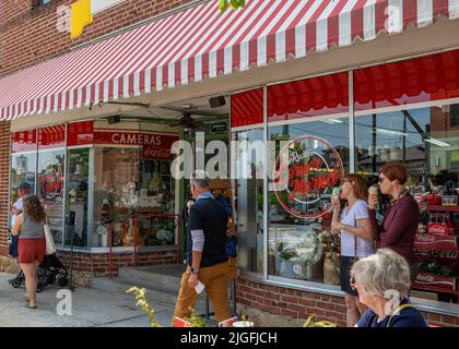 Brevard, North Carolina, USA - 25. Juni 2022: Touristen und Bewohner mischen sich in dieser kleinen Stadt, in der malerische Geschäfte und Cafés sehr beliebt sind. Stockfoto