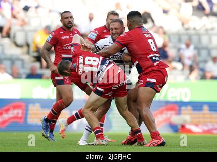 Josh Griffin von Hull KR, Jimmy Keinhorst, wird während des Matches der Betfred Super League im St James' Park, Newcastle, von Hull KR angegangen. Bilddatum: Sonntag, 10. Juli 2022. Stockfoto