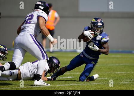 Waldau, Deutschland. 10.. Juli 2022. Stuttgart Surge #4 Jalen Conwell wird während eines Spiels der European League of Football zwischen der Stuttgart Surge und der Frankfurter Galaxie im Gazi-Stadion in Waldau, Deutschland, ausgelöst. Justin Cooper/CSM/Alamy Live News Stockfoto