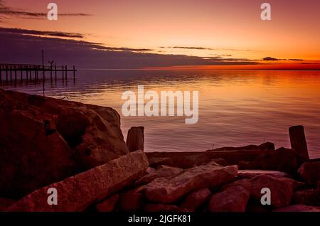 Die Sonne untergeht über Heron Bay am Cedar Point, 31. Oktober 2020, in CODEN, Alabama. Stockfoto