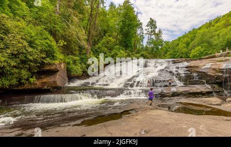 Brevard, North Carolina, USA - 25. Juni 2022: Die Talfälle der Tripple Falls im Dupont, National Forest in North Carolina. Stockfoto