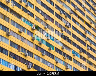 Mehrere Klimaanlagen an der Außenseite des Apartmentgebäudes, Republik Singapur. Klimaanlagen emittieren Treibhausgase, die als Hydrofluoro bekannt sind Stockfoto