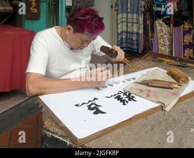 Chinesischer Handwerker bei der Arbeit in der Yong Gallery, Republik Singapur Stockfoto