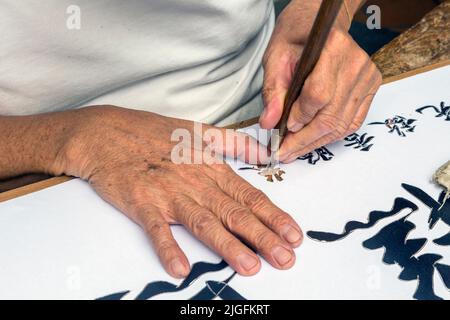 Hände chinesischer Handwerker bei der Arbeit in der Yong Gallery, Republik Singapur Stockfoto