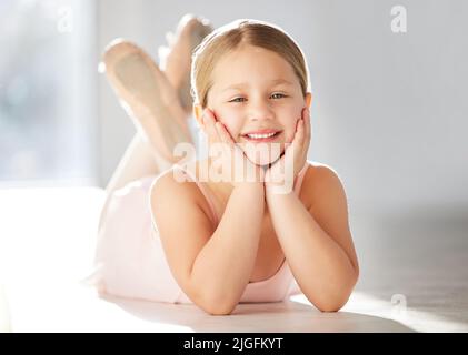 Ballett lernen ist wunderbar für Kinder. Eine Ballerina in einem Tanzstudio. Stockfoto