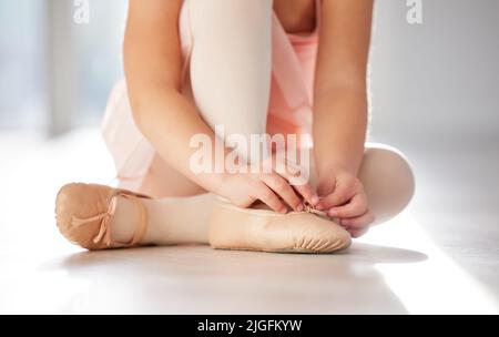 Ballet etwas reines in dieser verrückten Welt. Eine unverkennbare Ballerina, die sich in einem Tanzstudio zum Üben bereit macht. Stockfoto