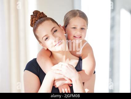 Große Tänzer sind nicht groß wegen ihrer Technik. Ein Ballettlehrer und Schüler in einem Tanzstudio. Stockfoto