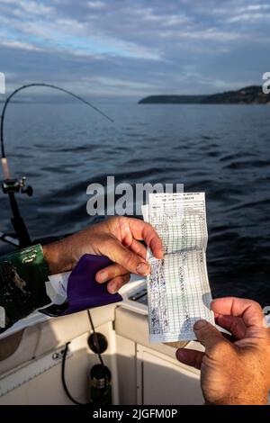 WA20632-00....WASHINGTON - Lachsfangkarte erfasst das Datum, die Art und die Anzahl der gefangenen Lachs. Stockfoto