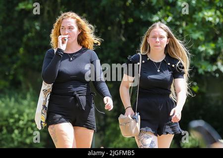 London, Großbritannien. 8.. Juli 2022. Eine Frau raucht eine elektronische Zigarette, während sie in einem Park läuft. (Bild: © Dinendra Haria/SOPA Images via ZUMA Press Wire) Stockfoto