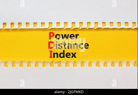 PDI-Leistungsindex. Concept Words PDI Power distance Index auf gelbem Papier auf einem schönen weißen Hintergrund. Business-PDI-Leistungsabstand i Stockfoto