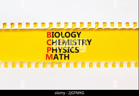 BCPM Biologie Chemie Physik Mathematik Symbol. Konzept Wörter BCPM Biologie Chemie Physik Mathematik auf gelbem Papier auf schönem weißen Hintergrund. Unternehmen Stockfoto