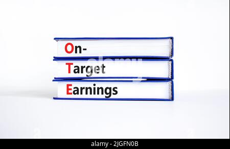 OTE-Symbol für die angestrebten Gewinne. Das Konzept formuliert die Zielgewinne der OTE auf einem wunderschönen weißen Hintergrund. Geschäft und OTE On-Target Earnings Konz Stockfoto