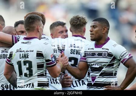 Newcastle, Großbritannien. 10.. Juli 2022. Joe Lovodua #14 und Jordan Lane #13 von Hull FC feiern nach dem Sieg ihrer beiden im Humberside Derby in Newcastle, Großbritannien am 7/10/2022. (Foto von Steve Flynn/News Images/Sipa USA) Quelle: SIPA USA/Alamy Live News Stockfoto