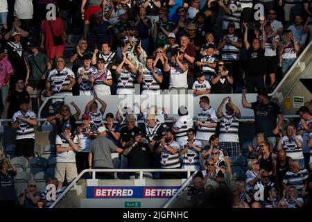 Newcastle, Großbritannien. 10.. Juli 2022. Hull FC Fans feiern nach dem Sieg ihrer Seiten im Humberside Derby in Newcastle, Großbritannien am 7/10/2022. (Foto von Steve Flynn/News Images/Sipa USA) Quelle: SIPA USA/Alamy Live News Stockfoto