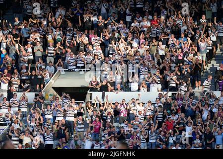 Newcastle, Großbritannien. 10.. Juli 2022. Hull FC Fans feiern nach dem Sieg ihrer Seiten im Humberside Derby in Newcastle, Großbritannien am 7/10/2022. (Foto von Steve Flynn/News Images/Sipa USA) Quelle: SIPA USA/Alamy Live News Stockfoto