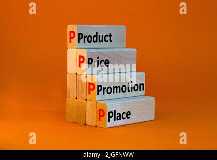 PPPP Produkt Preis Promotion Ort Symbol. Konzeptwörter PPPP Produktpreisförderung auf Holzblöcken auf schönem orangenen Hintergrund platzieren. Unternehmen Stockfoto