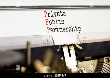 PPP-Symbol für private öffentliche Partnerschaft. Konzept Wörter PPP private öffentliche Partnerschaft eingegeben auf alten Retro-Schreibmaschine auf schönen weißen Hintergrund. Busin Stockfoto