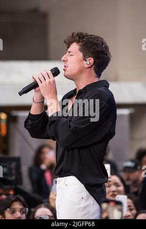 Charlie Puth auf der Bühne , NBC Today Show Concert Series mit Charlie Puth, Rockefeller Plaza, New York, NY, USA 8. Juli 2022. (Foto: Simon Lindenblatt/Everett Collection) auf der Bühne für die NBC Today Show Concert Series mit Charlie Puth, Rockefeller Plaza, New York, NY 8. Juli 2022. Foto: Simon Lindenblatt/Everett Collection Stockfoto