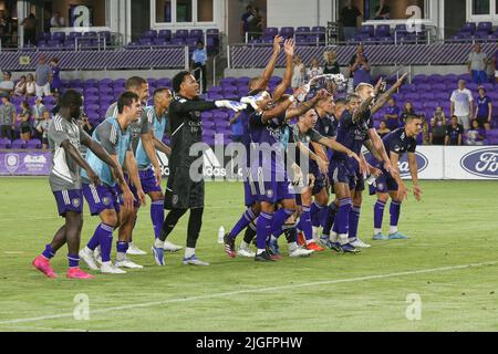 Orlando, FL: Spieler von Orlando City feiern den Sieg mit den Fans mit ihrem traditionellen Gesang zum Ende des Spiels nach einem MLS-Spiel gegen die Inter Miami, Stockfoto