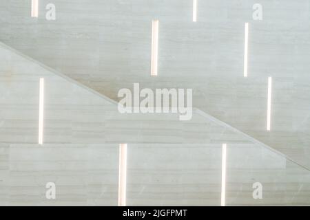 Eine Marmorwand und dünne Lichter in einer modernen Architektur Stockfoto