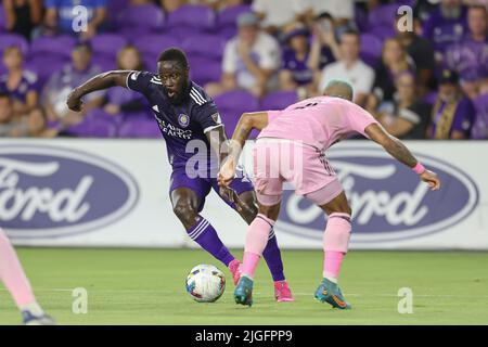 Orlando, FL: Orlando City-Stürmer Benji Michel (19) dribbelt den Ball um Inter Miami Verteidiger DeAndre Yedlin (2) während eines MLS-Spiels, Samstag, Ju Stockfoto