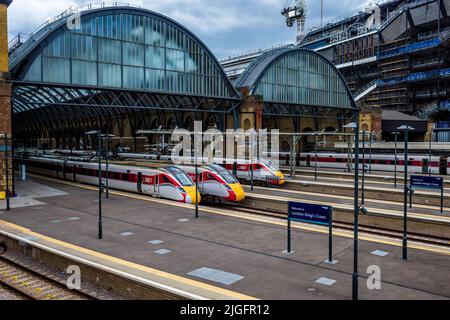 LNER-Züge an der Londoner Kings Cross Station. LNER Azuma fährt am Londoner Bahnhof Kings Cross. Stockfoto