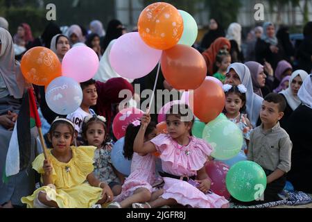 Gaza-Stadt, Palästina. 10.. Juli 2022. Palästinensische Frauen und Kinder führen die Festgebete von al-Adha in Gaza-Stadt durch. Das Eid al-Adha, das „Opferfest“, markiert das Ende der jährlichen Pilgerfahrt oder Hadsch in die heilige Stadt Mekka in Saudi-Arabien und wird zum Gedenken an Abrahams Bereitschaft gefeiert, seinen Sohn Gott zu opfern. Kredit: Majority World CIC/Alamy Live Nachrichten Stockfoto