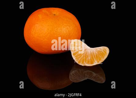 Ganze Mandarine in Schale und geschälte Scheibe von mpndprin Stockfoto