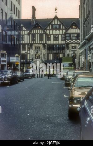 1976 Archivbild von Liberty's Laden in der Great Marlborough Street von der Argyll Street im Zentrum Londons aus gesehen. Stockfoto